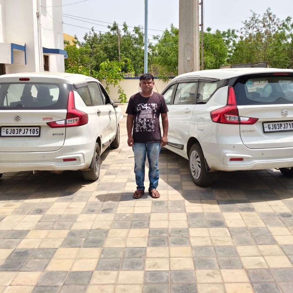 હળવદ યાર્ડ પાસે અકસ્માત સર્જતા કારમાલિકનો ભાંડો ફૂટ્યો:બેંકના રિકવરી એજન્ટથી બચવા ખોટી નંબર પ્લેટ લગાવી, કાર ચાલકની બે અર્ટિકા સાથે ધરપકડ