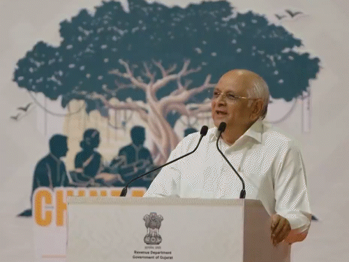 મુખ્યમંત્રીની અધિકારીઓને ટકોર: 'હું ચલાવું છું' અભિમાન છોડો.