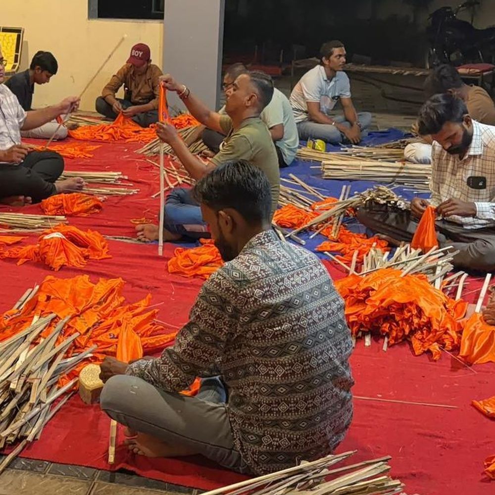 ભગવાન જગન્નાથજીની 41મી રથયાત્રાને લઈને તડામાર તૈયારીઓ:રથયાત્રાના રૂટ પર લગાવાતી કેસરિયા ધ્વજા બનાવવા સહિતની કામગીરી શરુ, વૈશાખ સુદ ત્રીજે રથનું પૂજન
