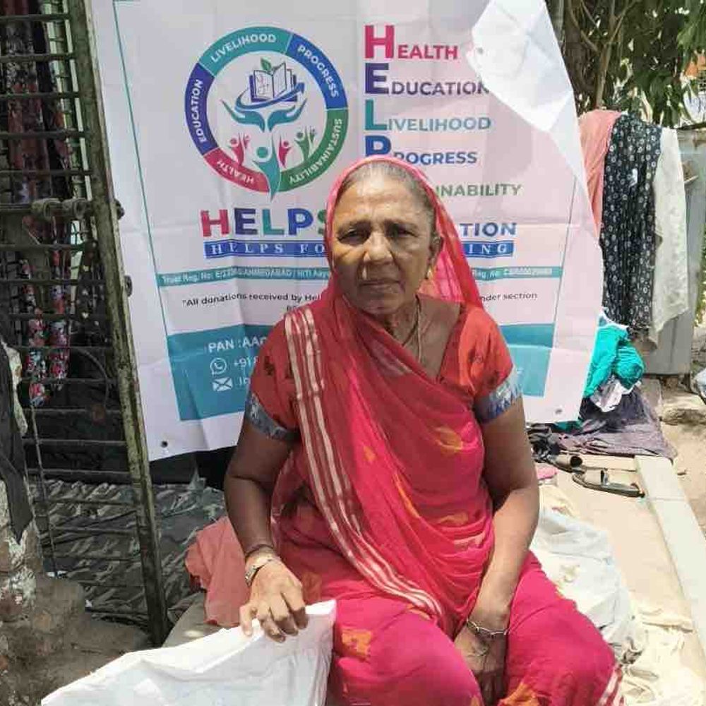 હેલ્પ્સ ફાઉન્ડેશન જરૂરિયાતમંદ પરિવારોને રાશન કીટનું વિતરણ કરયું:આર્થિક મુશ્કેલીમાં જીવન જરૂરિયાતની વસ્તુઓ પૂરી પાડવા પ્રયત્ન