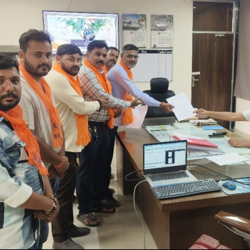 બોટાદ મજદુર સંઘે કલેક્ટરને આવેદનપત્ર સુપરત કર્યું:શ્રમ કાયદા ઉલ્લંઘન અને કોન્ટ્રાક્ટ પ્રથા નાબૂદીની માંગ