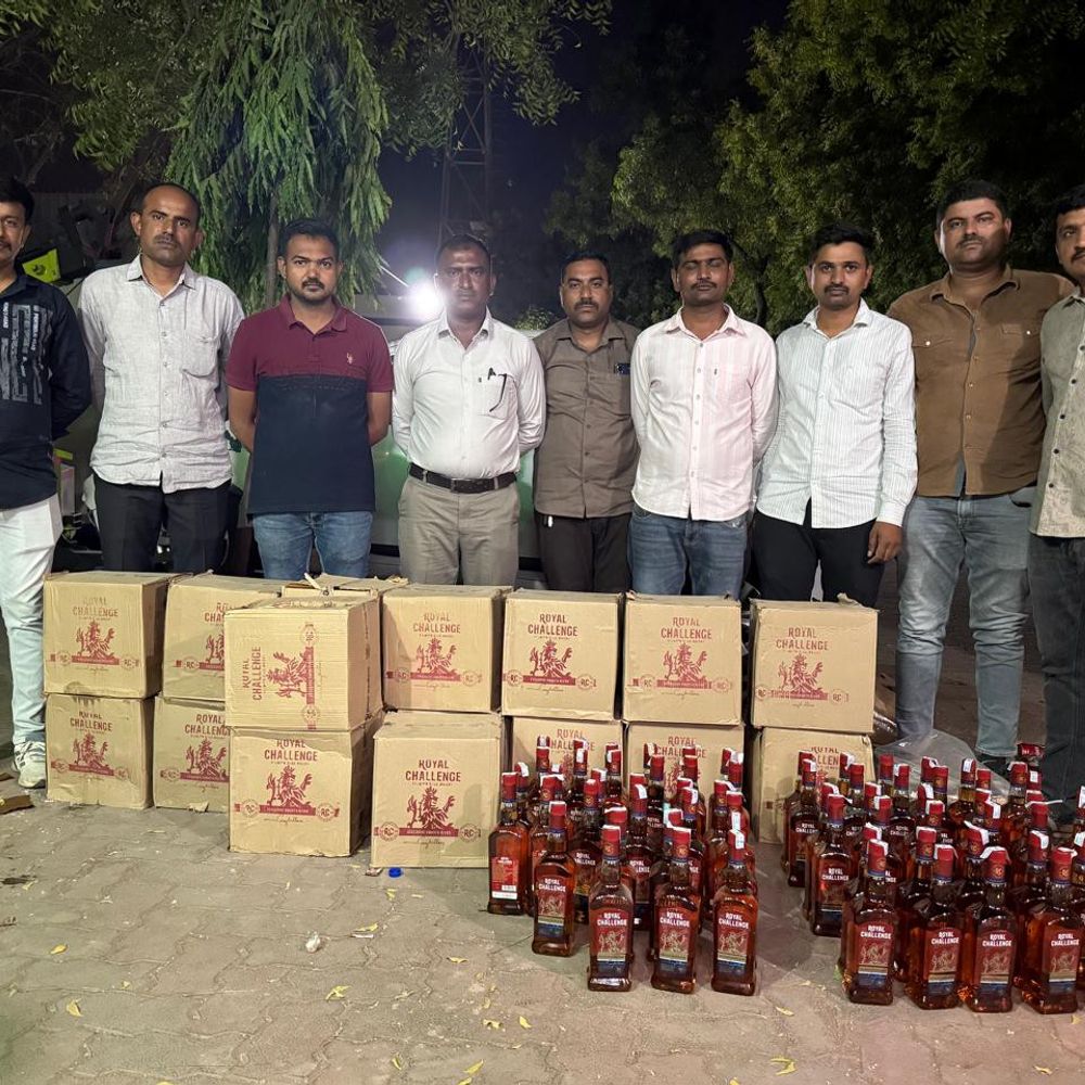 મોરબી નજીકથી દારૂ ભરેલી અર્ટિકા કાર ઝડપાઈ:288 બોટલ દારૂ, 144 બીયર ટીન જપ્ત; આરોપી ફરાર