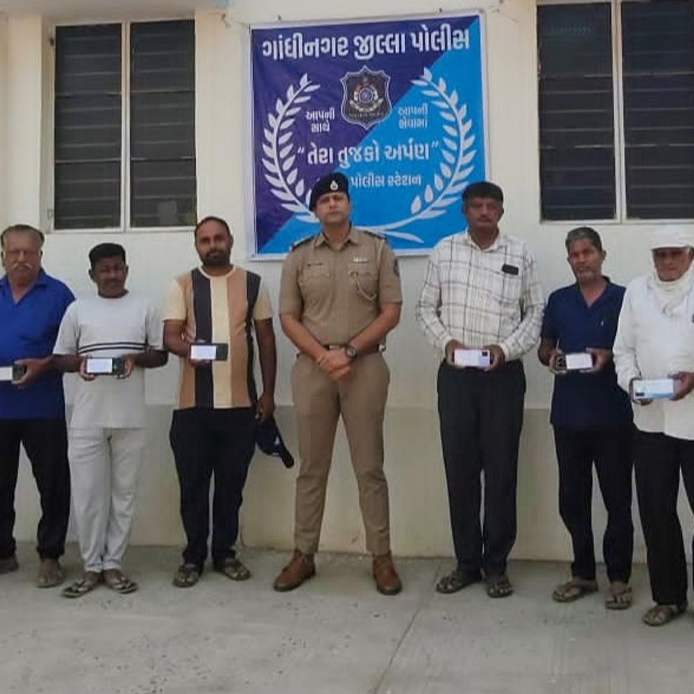 ડભોડા પોલીસની ટેકનિકલ સફળતા:તેરા તુજકો અર્પણ પ્રોજેક્ટ હેઠળ 3.16 લાખના 13 મોબાઈલ શોધીને નાગરિકોને પરત અપાયા