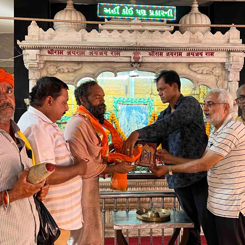 સંતની અયોધ્યાથી દ્વારકા દંડવત યાત્રા પૂર્ણ:2017માં શરૂ કરી, દ્વારકાધીશ મંદિરમાં દર્શન કરી વિશ્વ કલ્યાણ માટે પ્રાર્થના કરી