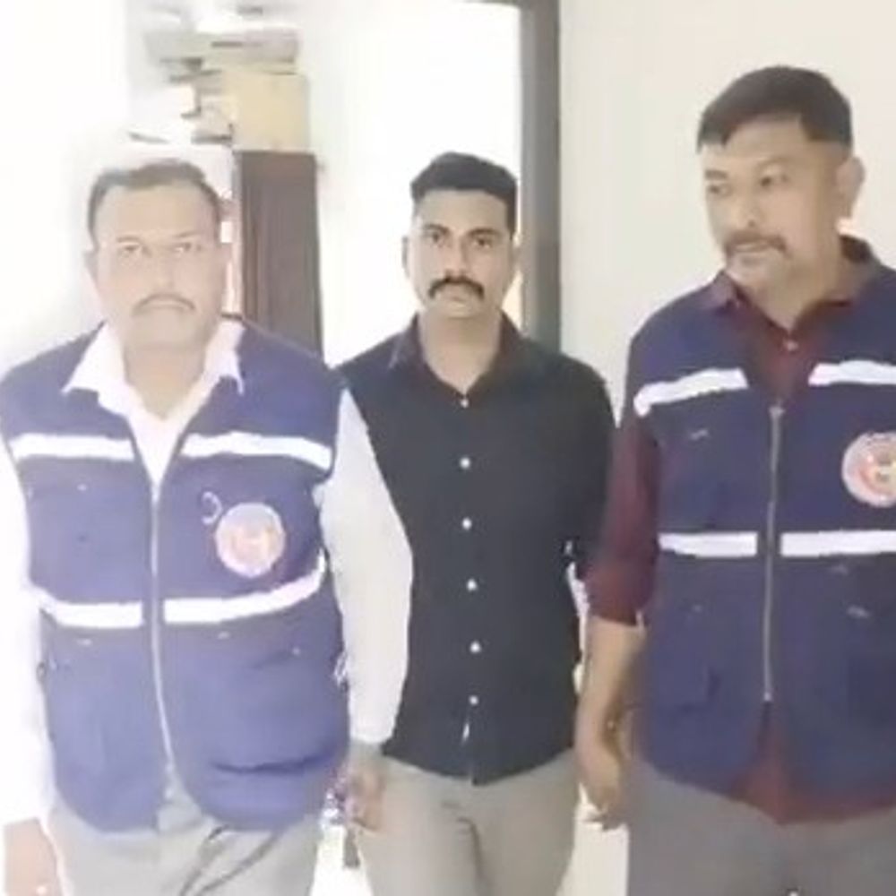 અરવલ્લીમાં રેવન્યુ તલાટી 5 હજારની લાંચ લેતા ઝડપાયા:ACB એ જમીનમાં નામ દાખલ કરવા માંગેલી લાંચનો ટ્રેપ કર્યો