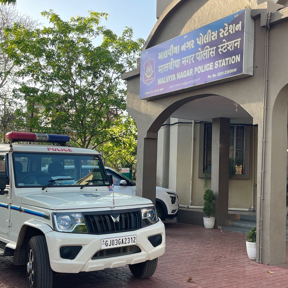 રાજકોટના બુટલેગર હાર્દિક ઉર્ફે કવિ વિરુદ્ધ વધુ એક ફરિયાદ દાખલ:છૂટાછેડા લેવા માટે વકીલની સલાહ લેવા ગયેલ પત્ની ઉપર પતિએ કર્યો હુમલો, માલવીયાનગર પોલીસે તપાસ હાથ ધરી