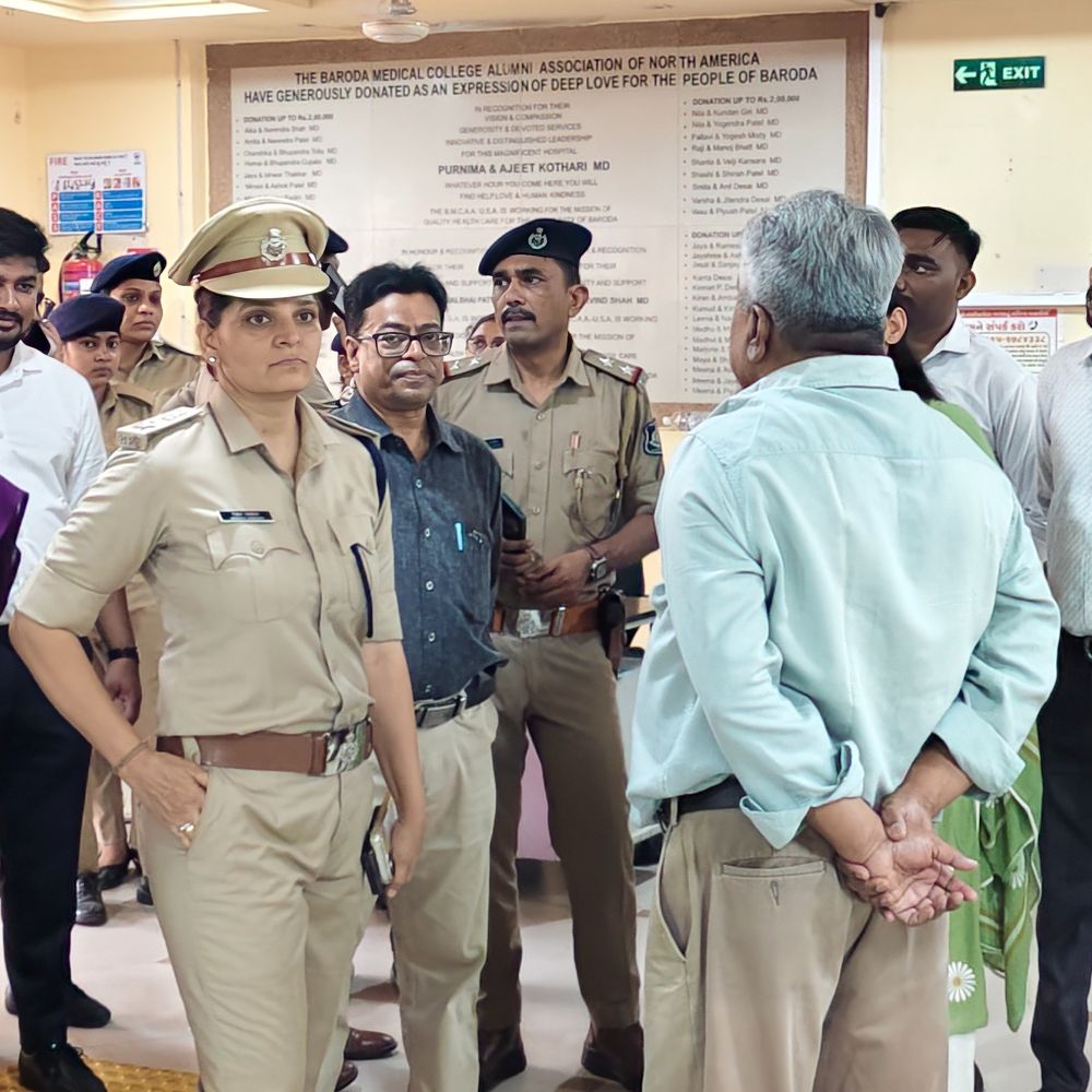 કોમ્બિંગ સમયે હોસ્પિટલમાં વીજળી ગુલ થઈ જતા અંધારપટ, દર્દીઓ અટવાયા:વડોદરામાં સયાજી હોસ્પિટલમાં તબીબો પર હુમલાને લઇને હોસ્પિટલ-પોલીસ તંત્ર એક્શનમાં, CCTV સહિતની સુરક્ષા વ્યવસ્થાનું નિરીક્ષણ કર્યું