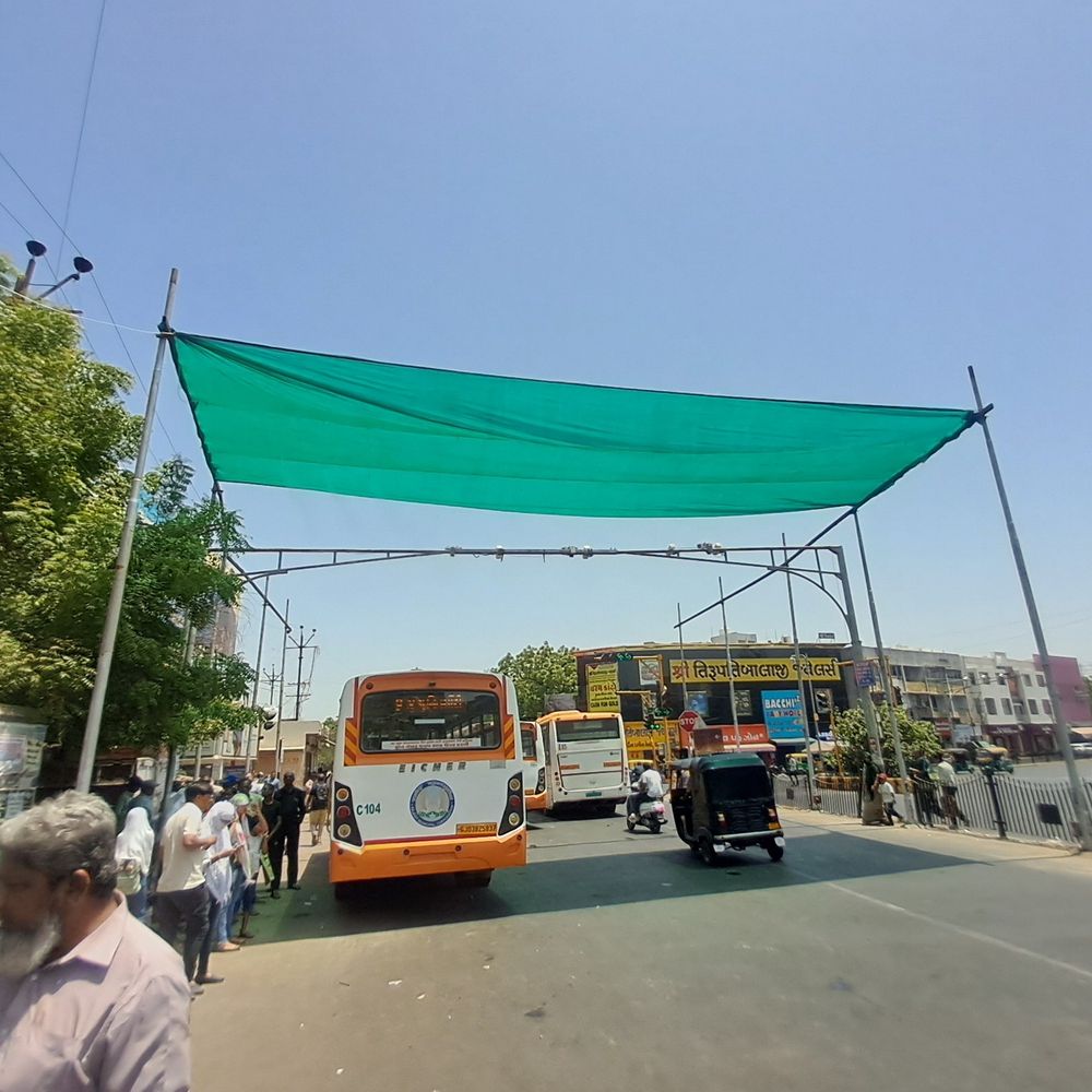 કાળઝાળ ગરમીમાં હજારો લોકોને ટાઢક થશે:રાજકોટનાં ત્રિકોણબાગ સિગ્નલ પર મનપા દ્વારા ગ્રીન કવર કરવામાં આવ્યું, ઠંડી હવા માટે પાણીના ફુવારા મુકાયા