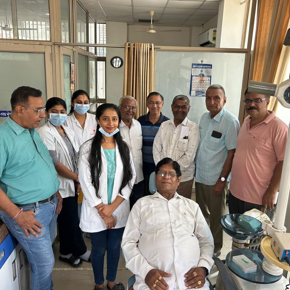 હિંમતનગર રેડક્રોસમાં નિઃશુલ્ક ડેન્ટલ કેમ્પ યોજાયો:વિશ્વ રેડક્રોસ દિવસ નિમિત્તે એક દિવસ અગાઉ સિનિયર સિટીઝન્સ માટે આયોજન