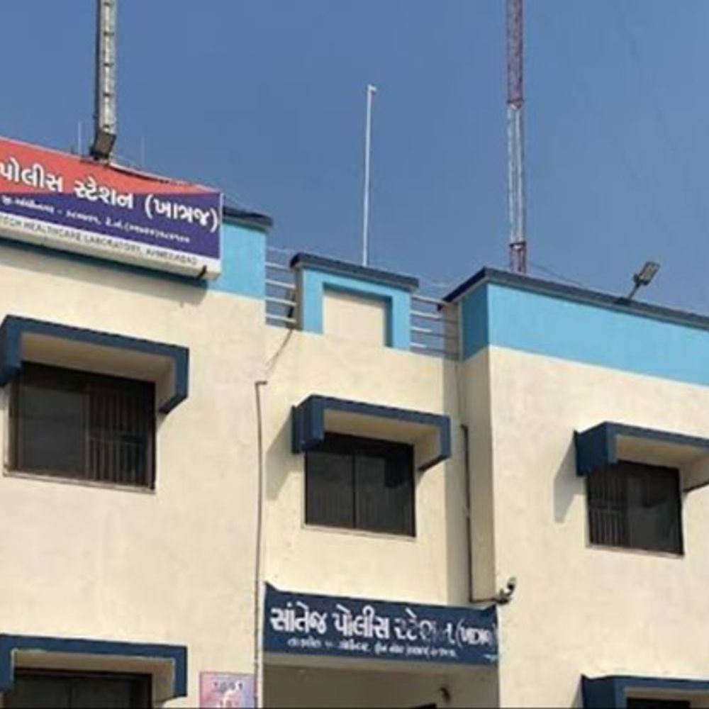 દંપતી ધાબા પર સુવા ગયું ને તસ્કરો ત્રાટક્યા:95 હજારના મુદ્દામાલ સાથે આખું લોકર ઉપાડી ગયા, કલોલના રકનપુરમાં મકાનમાંથી ચોરી