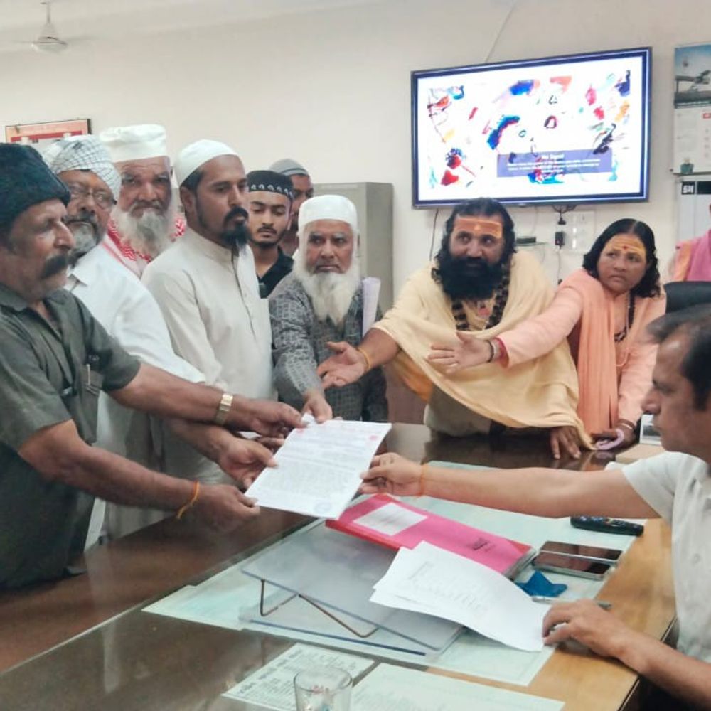 બોટાદમાં ગાયને રાષ્ટ્રીય માતા જાહેર કરવા માંગ:હિન્દુ-મુસ્લિમ સમાજે કલેક્ટરને આવેદનપત્ર આપ્યું