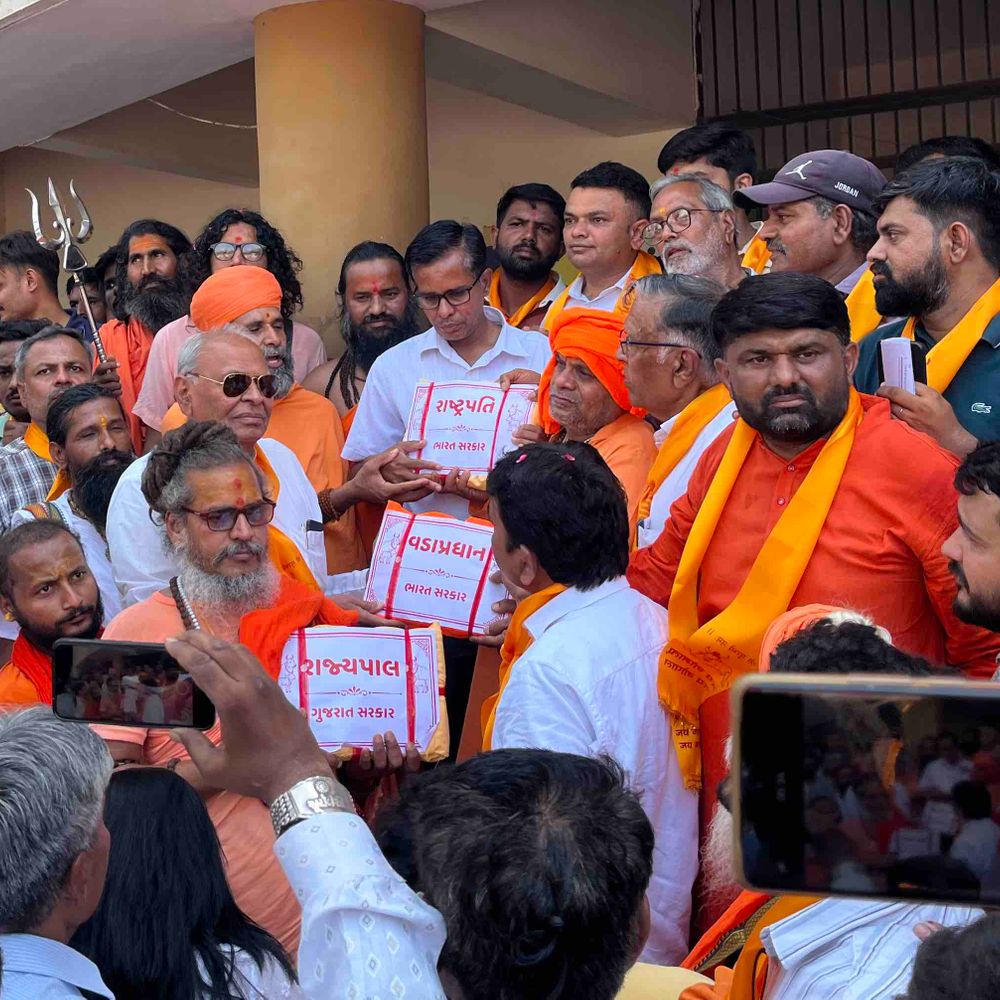 ગાયને રાષ્ટ્રીય ગૌ માતા જાહેર કરવાની માંગ:પાલનપુરમાં ગૌ ભક્તોએ વિશાળ રેલી યોજી, રજુઆત કરી