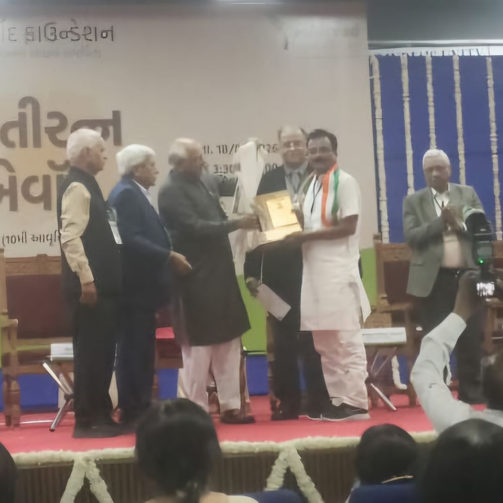 જયેશ રાવલને મુખ્યમંત્રીએ 'ધરતી રત્ન' એવોર્ડ આપ્યો:રણ વિસ્તારમાં 50,000થી વધુ વૃક્ષો ઉછેરી હરિયાળી ક્રાંતિ સર્જી