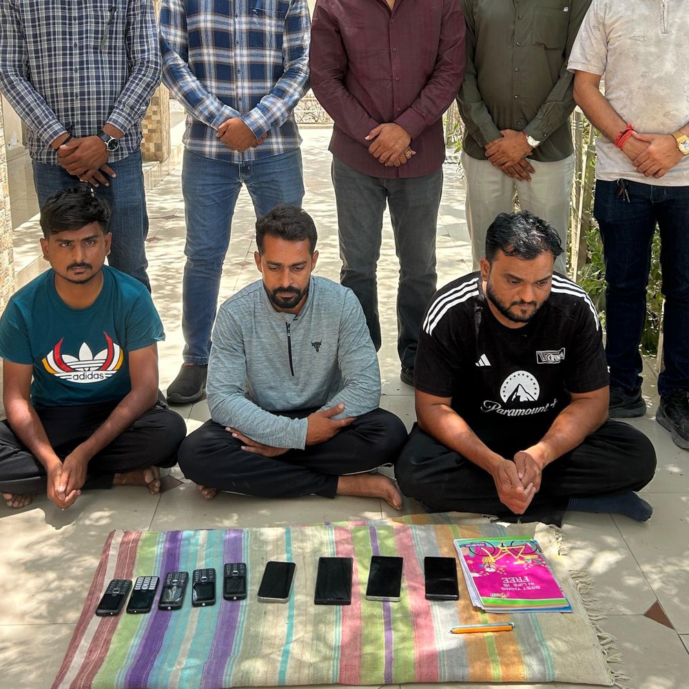 સુરેન્દ્રનગરમાં ક્રિકેટ મેચ પર સટ્ટો રમનાર 3 ઝડપાયા:પોલીસે રાજપર સીમમાંથી આરોપીઓને ઝડપી રૂ. 3.65 લાખનો મુદ્દામાલ જપ્ત કર્યો