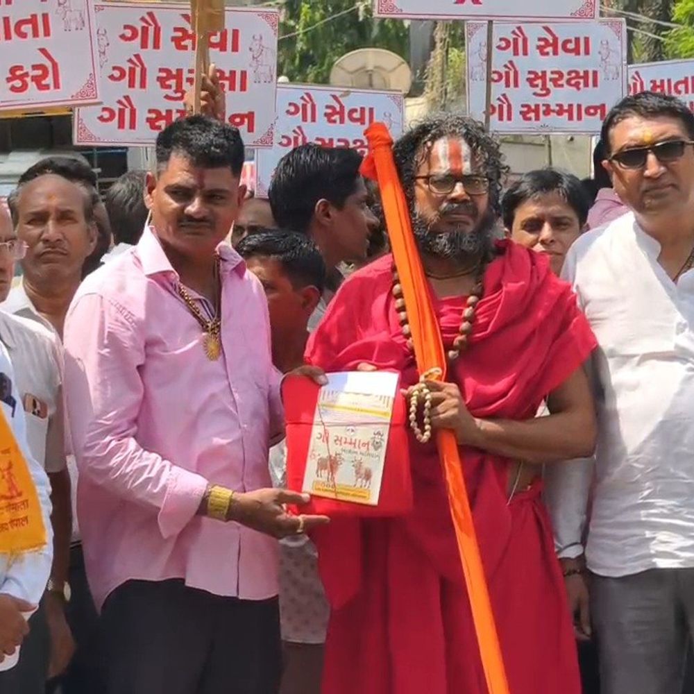 ગાયને રાષ્ટ્રમાતા જાહેર કરો:નવસારીમાં જગદગુરુ રામાનંદાચાર્યની આગેવાનીમાં PMને આવેદન