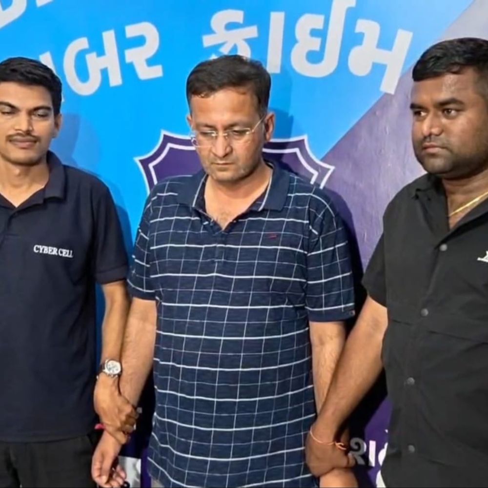 સો. મીડિયા પર ચીનથી કાપડ મંગાવવાની જાહેરાત મૂકી વેપારીઓેને ફસાવ્યા:ક્યારેક પંડિત તો ક્યારેક ઇમ્પોર્ટ-એક્સપોર્ટનો વેપારી બની ઠગાઈ કરતો 'ધોરણ 10 પાસ' ભેજાબાજ ઝડપાયો