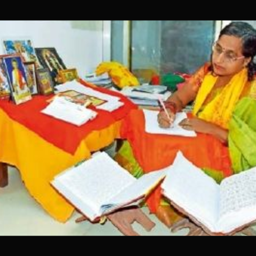 શિક્ષિકાનું ભક્તિમય સર્જન: 20 માસમાં 2 હજાર પાનાનું હસ્તલિખિત રામાયણ.