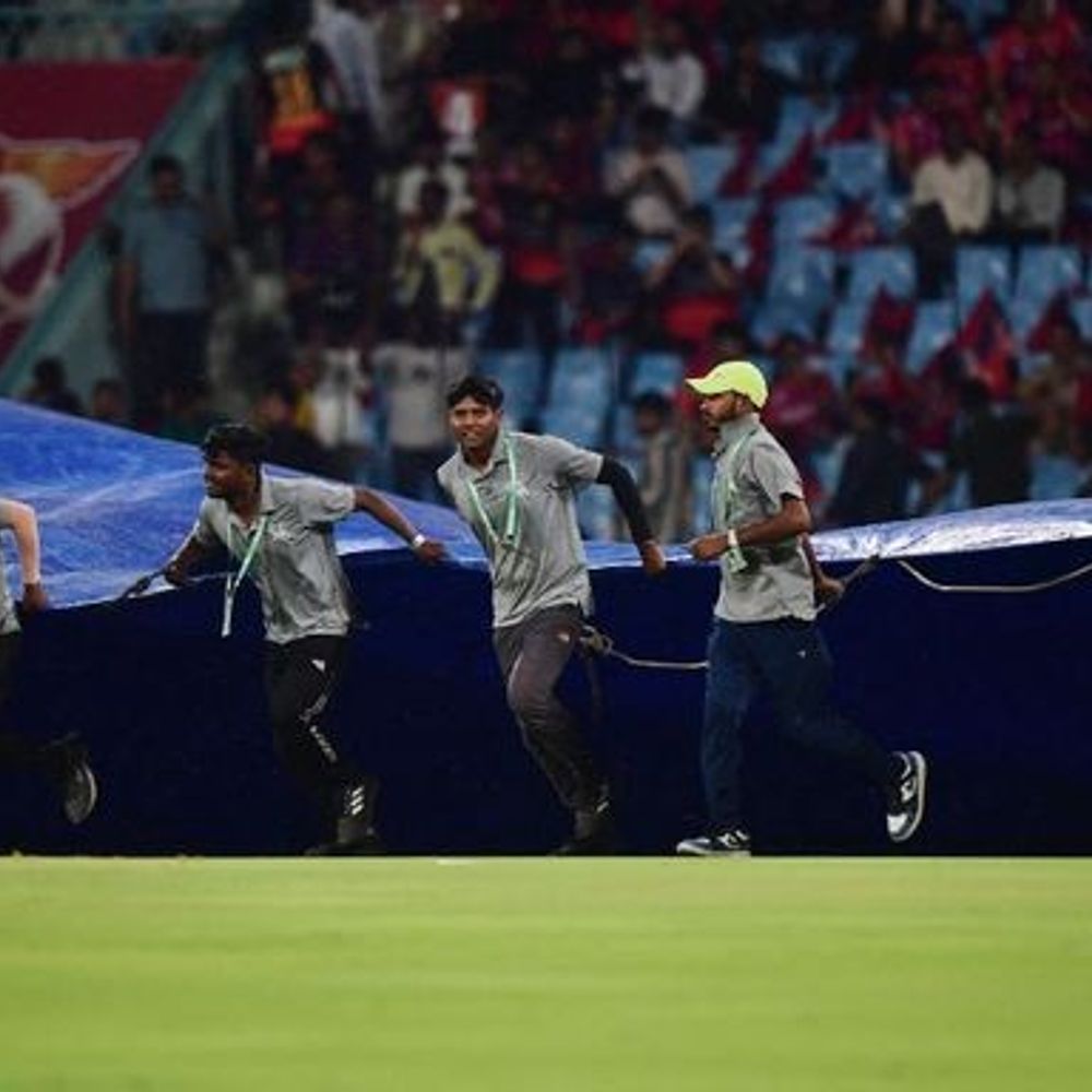 RCB VS LSG: માર્શના છગ્ગાએ કેમેરામેનનું માથું ફોડ્યું:સામાન્ય ઈજા પહોંચી, વરસાદ રોકાયા બાદ ફરી મેચ શરૂ