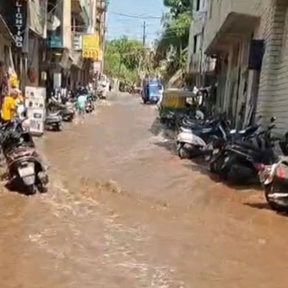 નવસારીના મોટાબજારમાં મુખ્ય પાણીની પાઈપલાઈન ફાટી:લાખો લિટર પાણીનો બગાડ, રસ્તાઓ પર પાણી ભરાયા