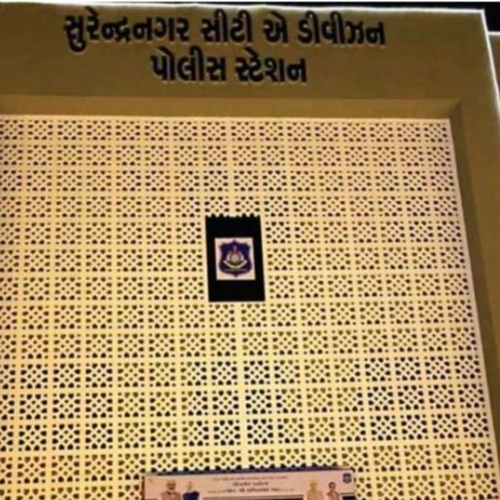 સુરેન્દ્રનગરમાં કુટણખાનું ઝડપાયું:પાર્શ્વનાથ કોમ્પ્લેક્સમાં મકાન ભાડે રાખી દેહવેપાર ચાલતો, મહિલા-ગ્રાહક ઝડપાયા