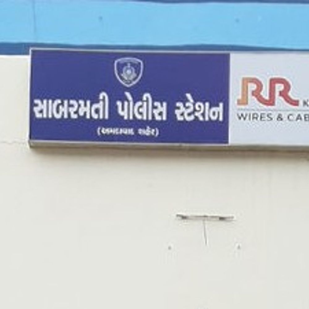 જાહેરમાં યુવતીની છેડતી કરી:ત્રાગડના ફ્લેટમાં યુવતીને કહ્યું તને ટેટુ દોરાવવાનો બહુ શોખ છે, તારી ઈચ્છા હોય તો પૈસાનું બંડલ આપીશ કહી ખરાબ વર્તન કર્યું