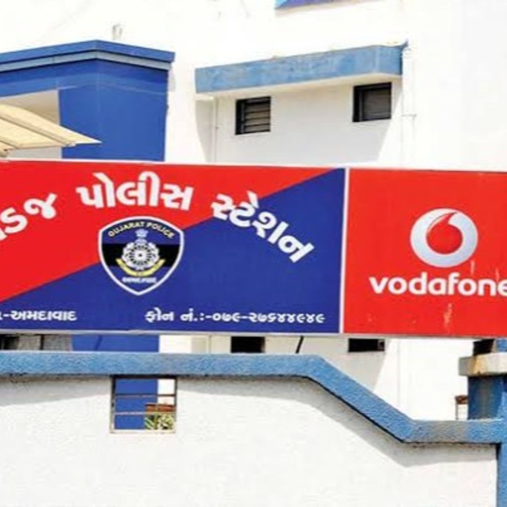 પોલીસ સ્ટેશન બહારથી જ આરોપી ફરાર:વાડજમાં સગીરાને ભગાડીને દુષ્કર્મ કરનાર આરોપી વહેલી સવારે ગાડીમાંથી ઉતરતી વખતે ભાગી છુટ્યો