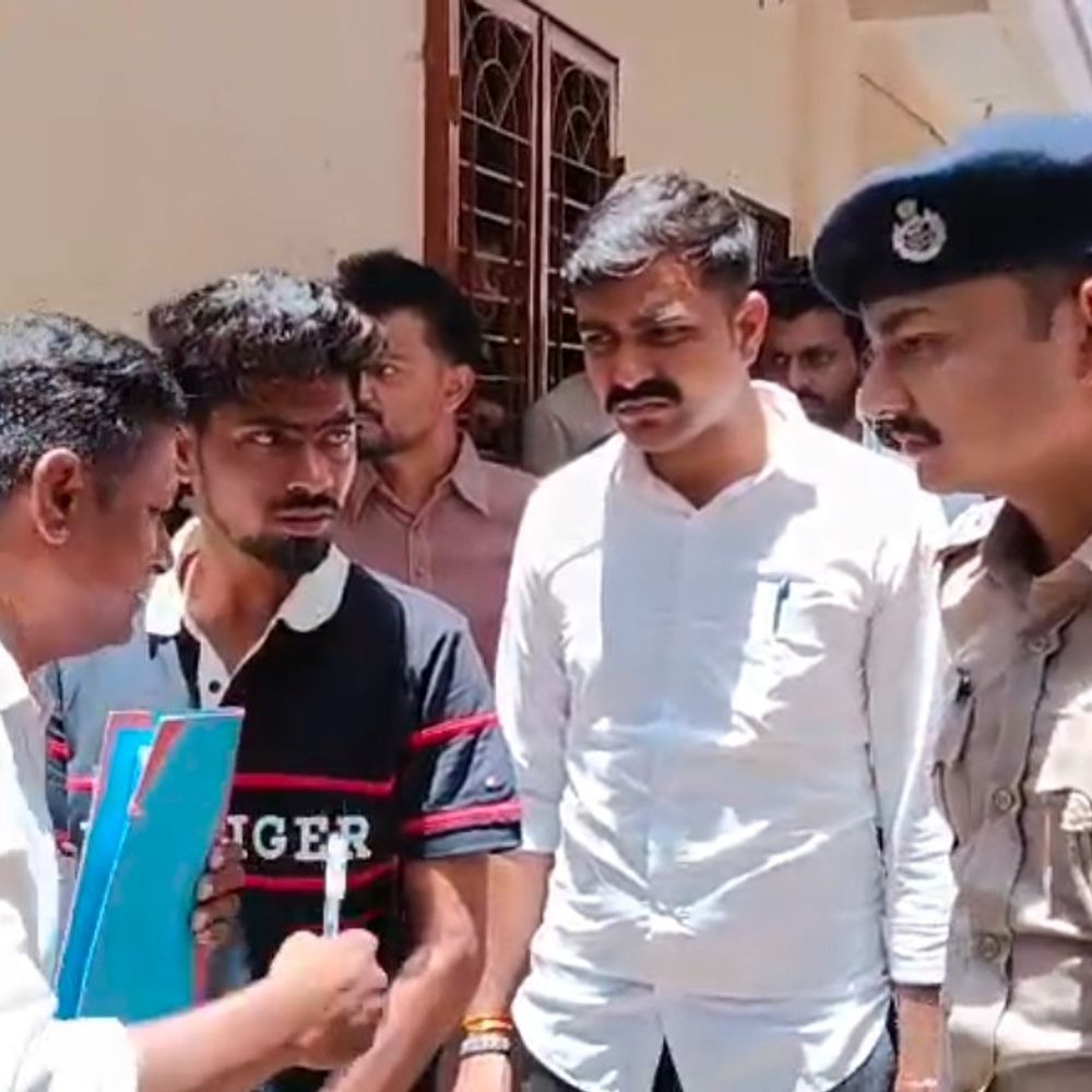 વડોદરામાં ચોરીના આરોપીને સાથે રાખી સમગ્ર ઘટનાનું રિકન્સ્ટ્રક્શન કર્યું:વીજ પોલના સહારે ઘરમાં ઘૂસીને 250 પાઉન્ડ, રોકડ અને સોનાના દાગીના સહિત 4 લાખની ચોરી કરી હતી, રિકન્સ્ટ્રક્શન સમયે લોકોના ટોળેટોળા ઉમટ્યા