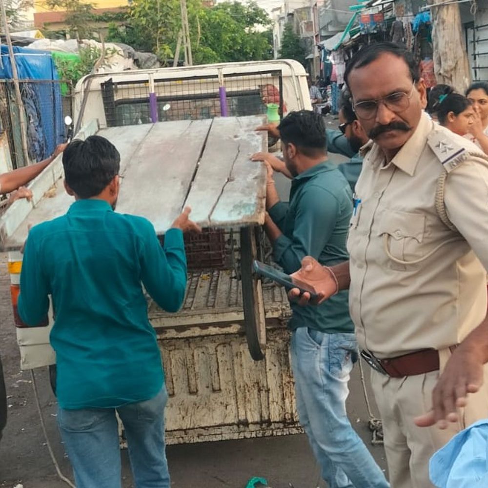 રાજકોટમાં દબાણ હટાવ શાખાની કડક કાર્યવાહી:મનપા દ્વારા 180 રેકડી અને 21776 બોર્ડ-બેનરો જપ્ત કરી રૂ. 22.11 લાખનો વહીવટી ચાર્જ વસૂલાયો