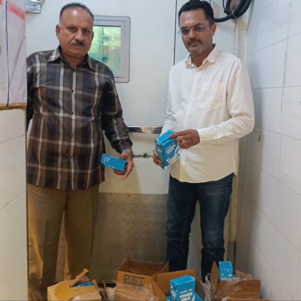 રાજકોટનાં બર્ગર કિંગમાં લોકોના આરોગ્ય સાથે ચેડા !:મહાપાલિકાનાં ફૂડ વિભાગનાં દરોડામાં એક્સપાયરી ડેટ વીતેલું 72લીટર દૂધ ઝડપાતા રૂ.10 હજાર દંડ વસુલાયો, 'પાંડેજી પાર્સલ'માંથી વાસી બ્રેડનો નાશ