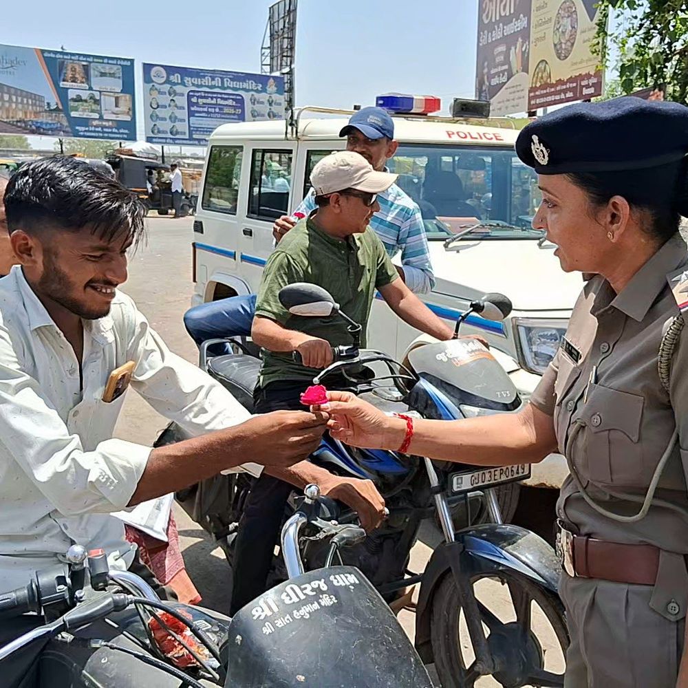 બોટાદમાં હેલ્મેટ વગરના ચાલકોને દંડને બદલે ગુલાબ:ટ્રાફિક નિયમો પ્રત્યે જાગૃતિ માટે 'ગાંધીગીરી' અપનાવી અપીલ