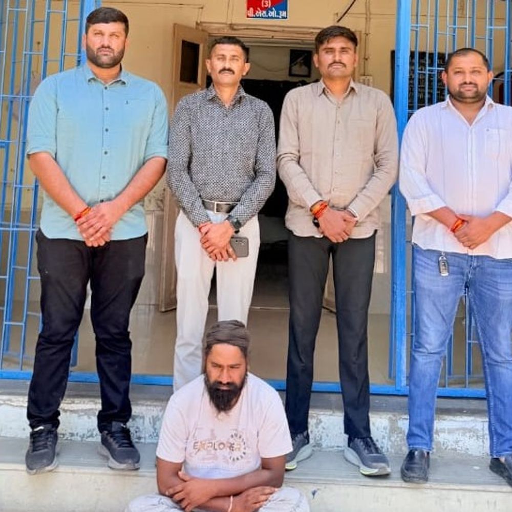 ધ્રોલમાં તાળા-ચાવી રિપેરના બહાને ચોરી કરનાર ઝડપાયો:LCBએ ₹4.57 લાખના મુદ્દામાલ સાથે MPના શખ્સને દબોચ્યો