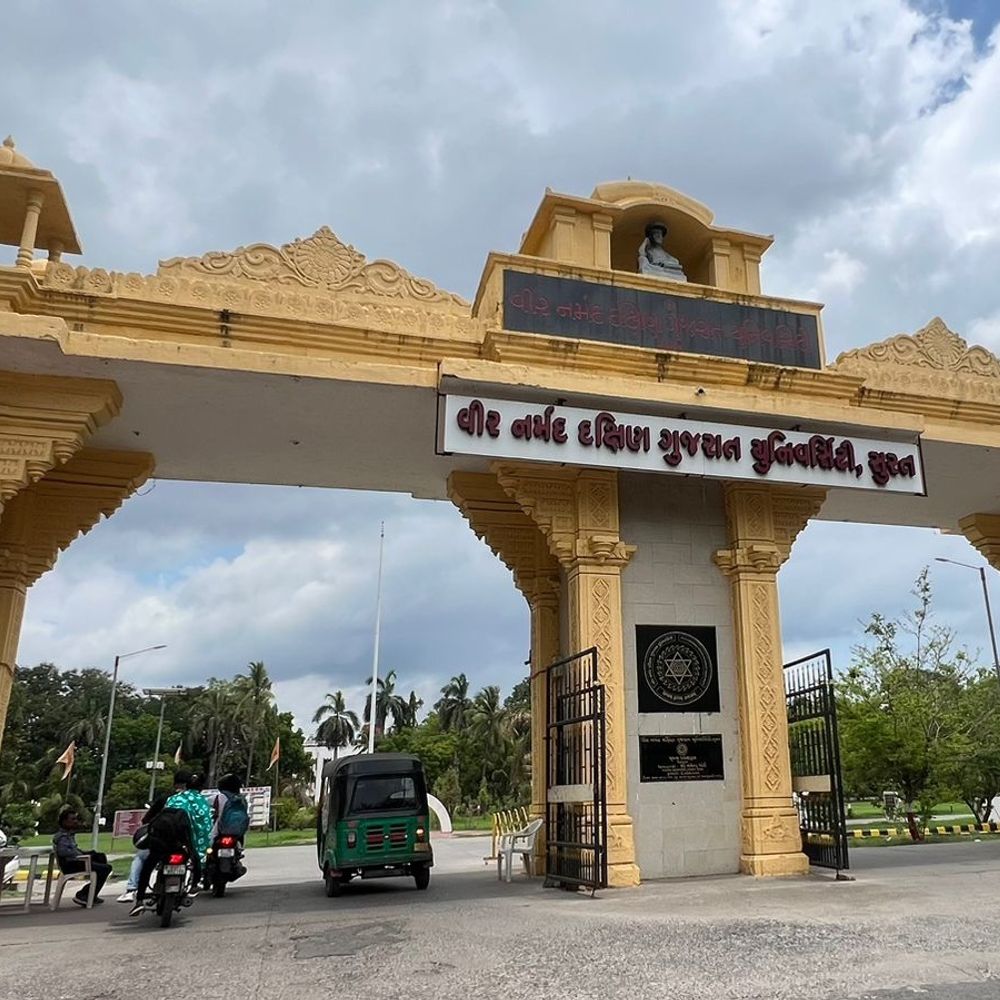 ડિગ્રીના નામે છેતરતા 'શિક્ષણ માફિયાઓ'થી બચવા જાહેર નોટિસ:ધો-12 પછી પ્રવેશ લેતા પહેલા ચેતજો, લેભાગુ સ્ટડી સેન્ટરો સામે VNSGUની ગંભીર ચેતવણી, કડક એક્શન લેશે
