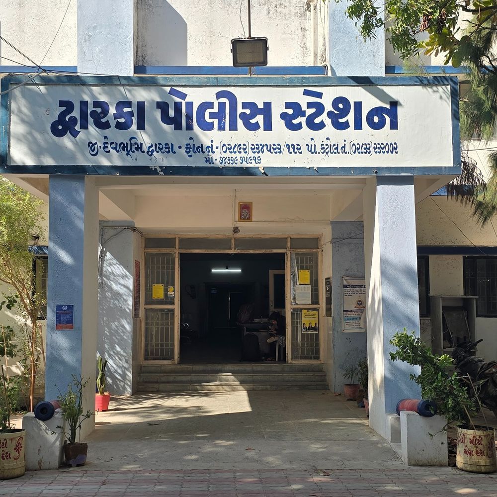 દ્વારકાના રૂપેણ બંદરે બાઈક રેલીમાં ભારે બબાલ:પોલીસ ચોકી પર પથ્થરમારો અને તોડફોડ, સ્વબચાવમાં પોલીસનું 5 રાઉન્ડ ફાયરિંગ; 7 સામે ગુનો નોંધાયો