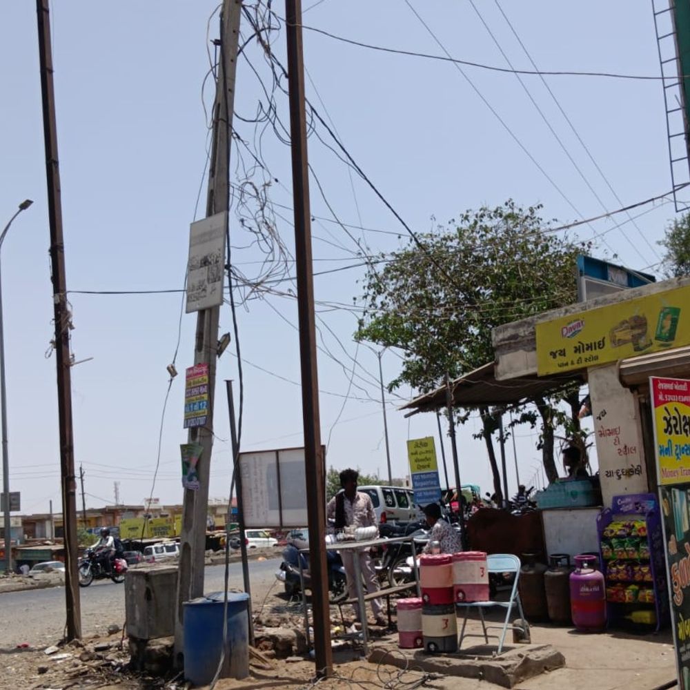 ચોટીલા હાઈવે પરથી વીજ થાંભલા હટાવાયા:PGVCL દ્વારા NOC વિના ઉભા કરાયેલા થાંભલાઓ કોર્ટના આદેશથી દૂર કરાયા