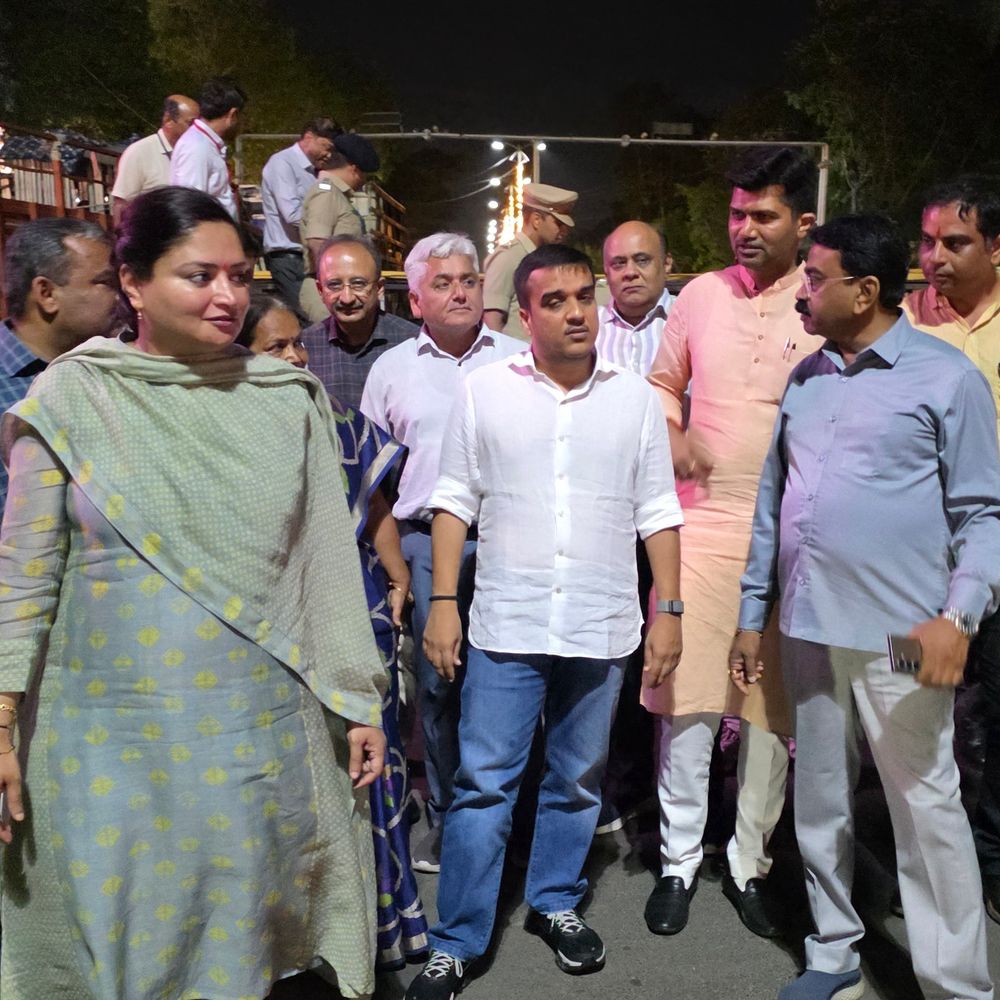 PM મોદીના જામનગર આગમન પહેલા હર્ષ સંઘવીએ સમીક્ષા કરી:નાયબ મુખ્યમંત્રીએ લાલ બંગલા સર્કલ પર સ્ટેજ અને સુરક્ષા વ્યવસ્થા તપાસી