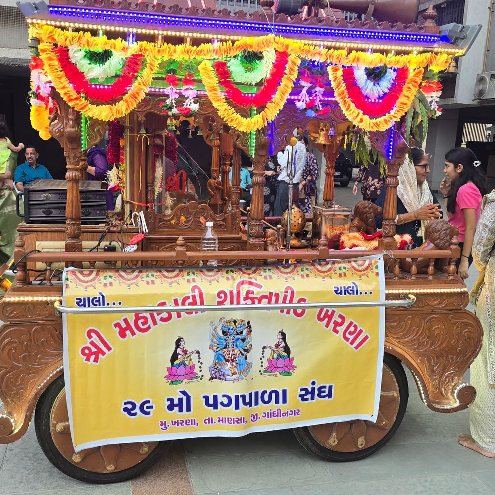 અમદાવાદથી ખરણા મહાકાળી શક્તિપીઠની 29મી પદયાત્રાનો પ્રારંભ:સોલાથી 150થી વધુ ભક્તો જોડાયા, ધ્વજારોહણ કરાશે