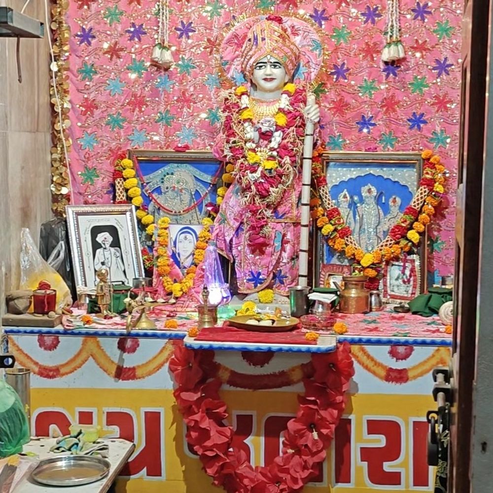 વેરાવળ જલારામ મંદિરે 111 દીવડાની મહાઆરતી કરાઈ:નવા મંદિર પ્રસ્થાન પૂર્વે ભક્તોએ ધૂન-ભજન સાથે ઉજવણી કરી