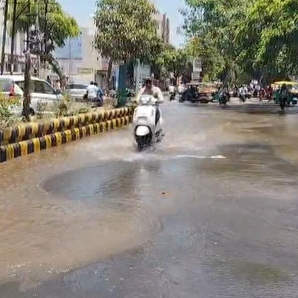 હજારો લીટર પાણી રસ્તા પર વહ્યું:રાજકોટમાં લાખના બંગલાવાળા રોડ ઉપર ભરઉનાળે પાણીની લાઈનમાં ભંગાણથી વાહન ચાલકોને હાલાકી, તંત્ર સામે રોષની લાગણી જોવા મળી