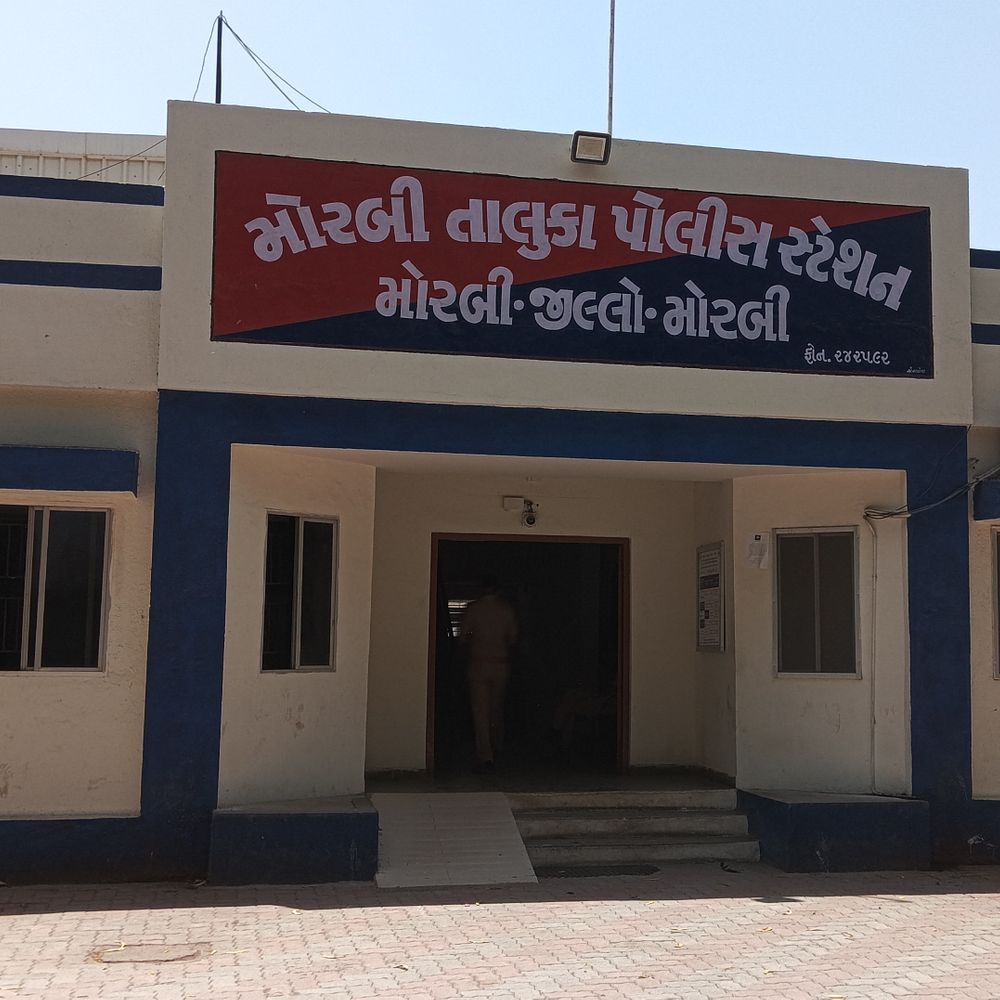 મોરબીના પ્રેમજીનગરમાં દારૂનો મોટો જથ્થો ઝડપાયો:મકનસર ગામ નજીક મકાનમાંથી પોલીસે 1104 બોટલ જપ્ત કરી, આરોપી ફરાર