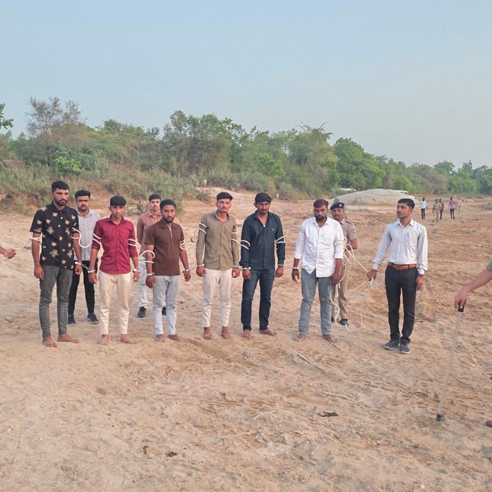 ખાણ ખનિજ ટીમ પર હુમલો: 7 આરોપીનું ઘટનાસ્થળે સરઘસ:પંચમહાલના ઘુસર ગામે ગોમા નદીના પટમાં થયેલા હુમલામાં પોલીસે કાર્યવાહી કરી