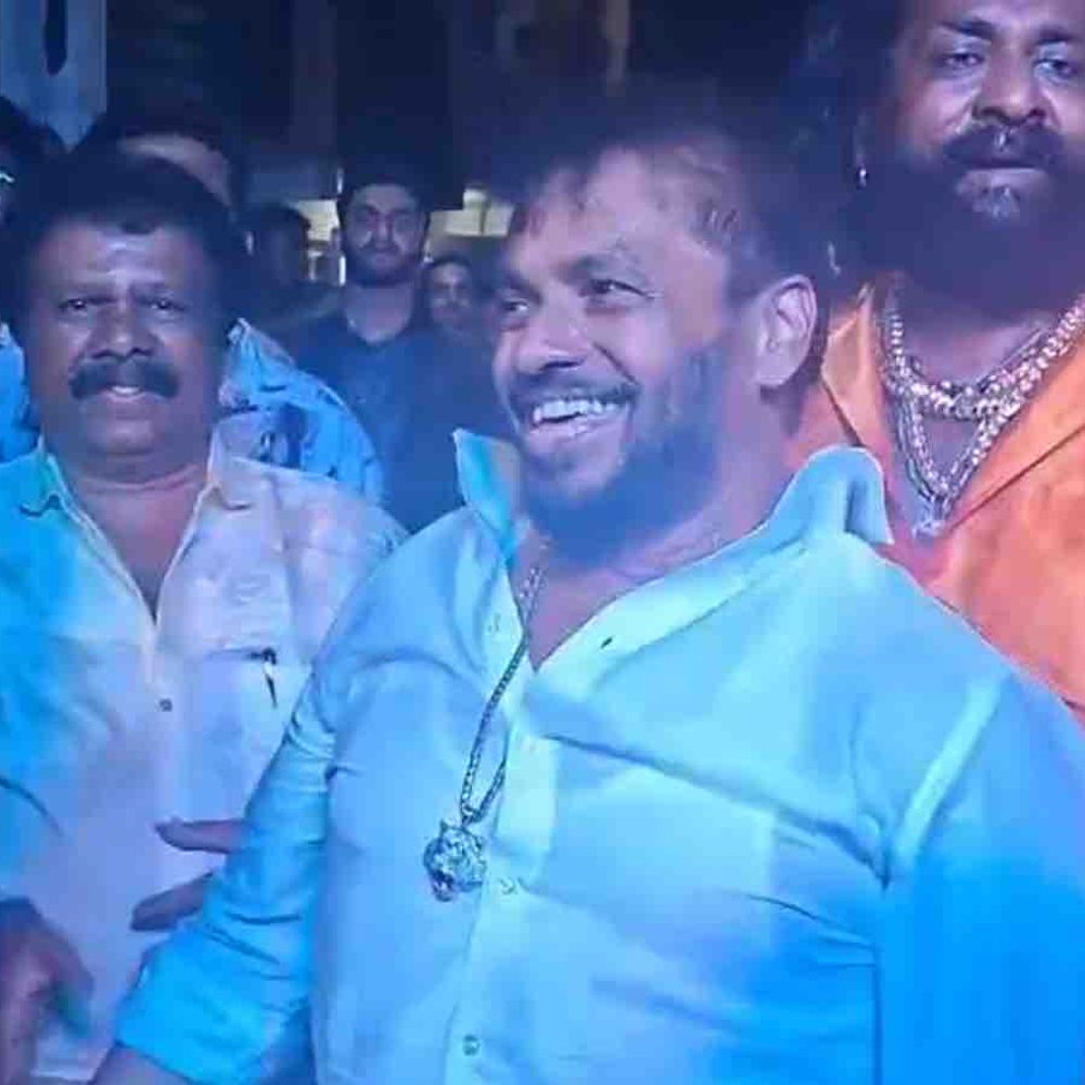 'મે હું ડોન' સોંગ પર હિરા સોલંકીના ઠૂમકા, VIDEO:જાફરાબાદમાં કાર્યકરના લગ્ન પ્રસંગમાં ધારાસભ્ય યુવકો સાથે મન મૂકીને ઝૂમતા જોવા મળ્યાં