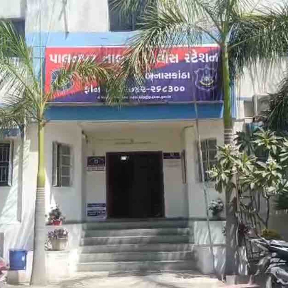 પાલનપુરમાં ખેતરના સેઢે નવજાત બાળકી ત્યજી દેવાઈ:અજાણી મહિલા સામે ફરિયાદ, પોલીસે તપાસ શરૂ કરી