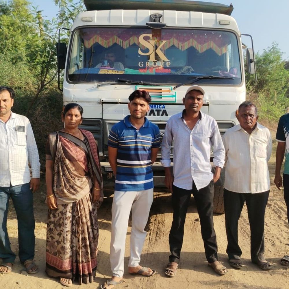 ભરૂચમાં નર્મદા નદીમાંથી ગેરકાયદે રેતી ખનન:પ્રતિબંધ વચ્ચે રાત-દિવસ ખનનનો આરોપ, ખેડૂતોનો ડમ્પરો રોકી વિરોધ, ખાણ ખનીજ વિભાગની નિષ્ક્રિયતા સામે રોષ