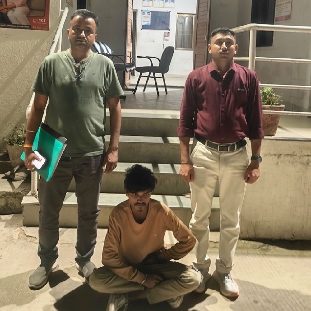 મહીસાગર SOGએ અપહરણ કેસનો ફરાર આરોપી ઝડપ્યો:કડાણા પોલીસ સ્ટેશનના ગુનામાં સંડોવાયેલો સંતરામપુરથી પકડાયો