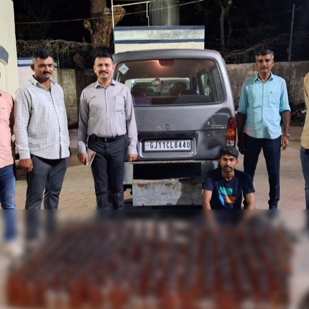 298 વિદેશી દારૂની બોટલો સાથે બુટલેગર ઝડપાયો:​જૂનાગઢમાં ઇકોના બોનેટ અને દરવાજામાં ગુપ્ત ખાના બનાવીને દારૂની હેરાફેરી કરતા દબોચાયો