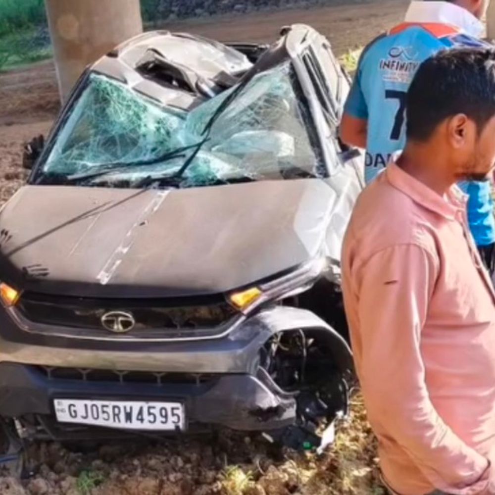 દિલ્હી-મુંબઈ એક્સપ્રેસ-વે પર કાર નદીમાં ખાબકી:કાલોલ પાસે અકસ્માત, સુરતના પટેલ પરિવારનો ચમત્કારિક બચાવ