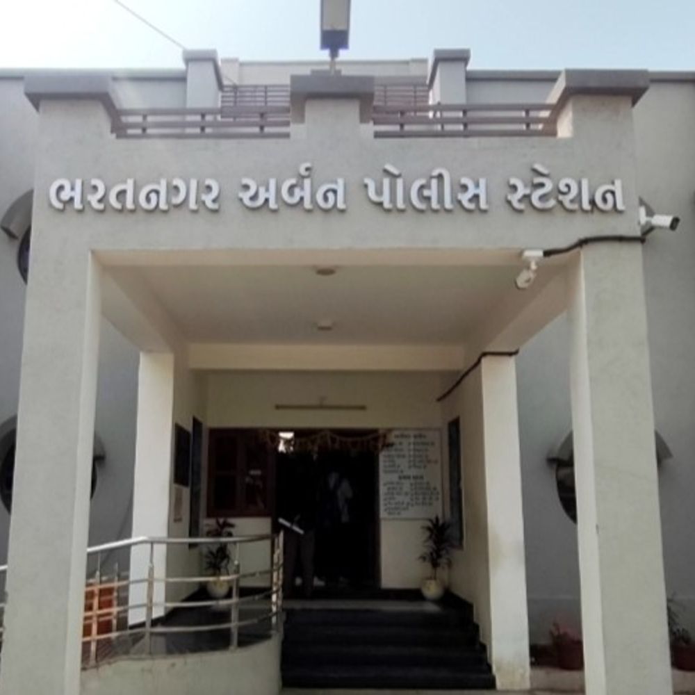 ભરતનગરમાં ધારિયું, ધોકા અને ઢીકાપાટુ વડે યુવક પર તૂટી પડ્યા:'બન્ના ગ્રુપનું નામ લીધું છે તો જાનથી મારી નાખીશું', ત્રણ શખસ સામે ગુનો નોંધાયો