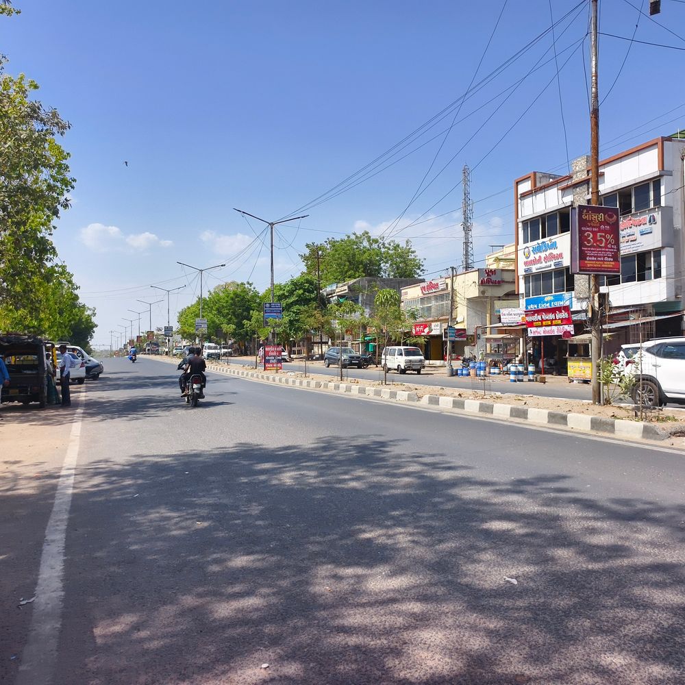 લુણાવાડામાં 43°C તાપમાન:મહીસાગરમાં અંગ દઝાડતી ગરમી, બપોરે રસ્તા સૂમસામ બન્યા
