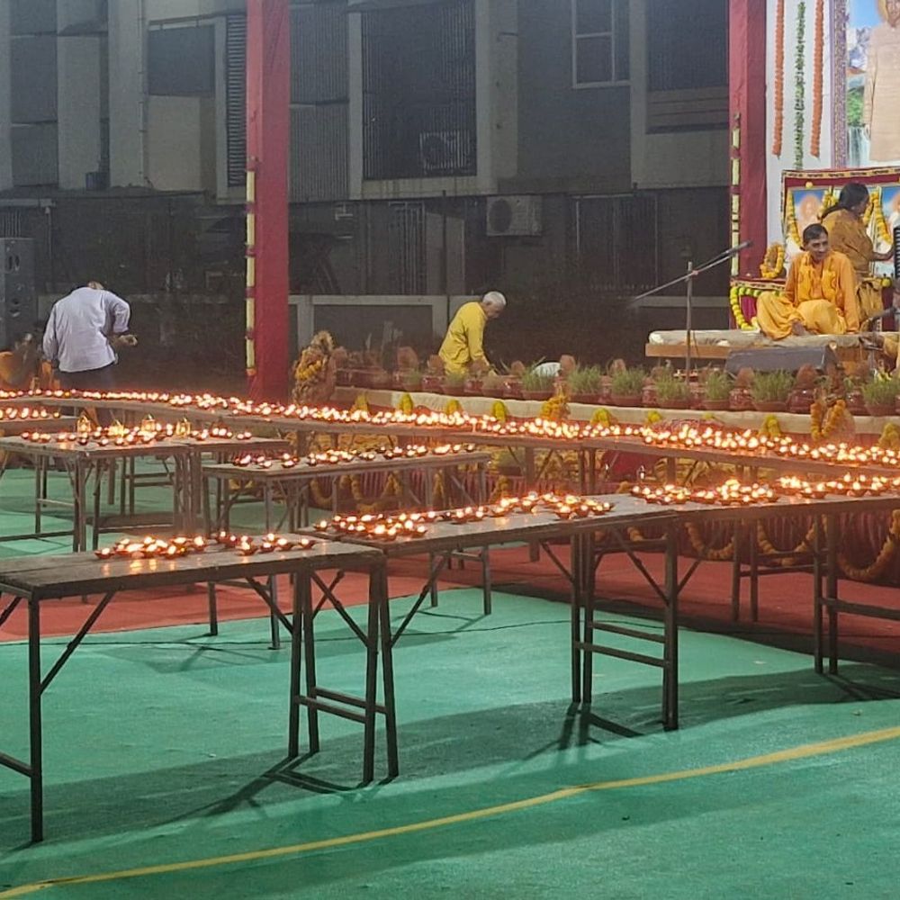 ગાયત્રી પરિવારે 1008 દીવડાનો દીપ યજ્ઞ યોજ્યો:પ્રજ્ઞાપુરાણ કથા સમાપ્તિ બાદ મોટી સંખ્યામાં શ્રદ્ધાળુઓ ઉમટ્યા