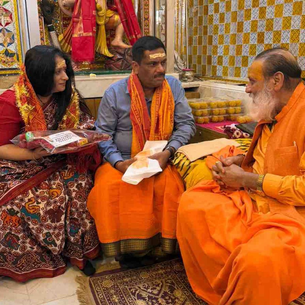 દ્વારકાની મુલાકાતે ગુજરાત પોલીસ વડા:નાગેશ્વર મહાદેવ મંદિરે પત્ની સાથે દર્શન કર્યા